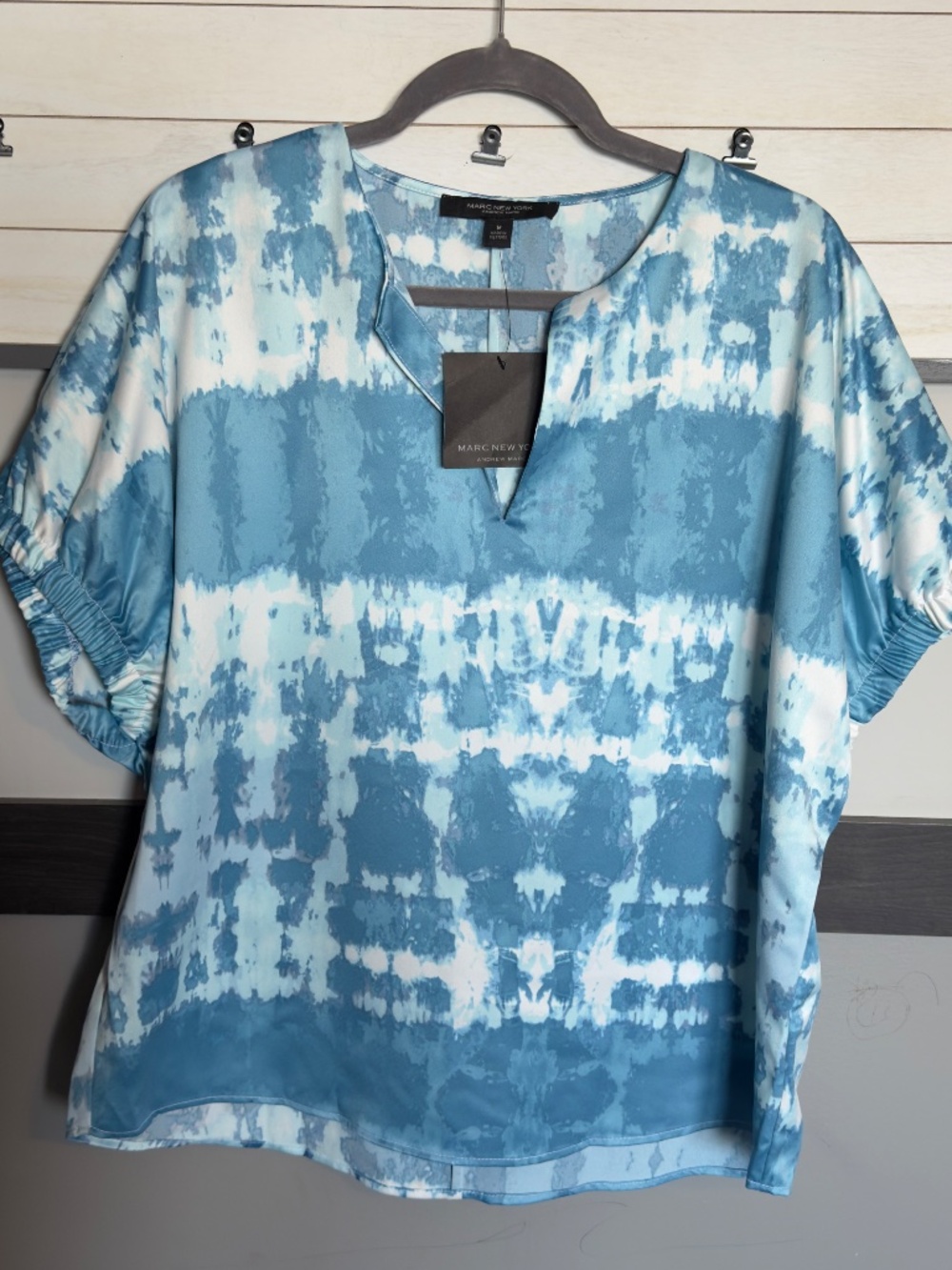 ANDREW MARC oversized tie dye stretch sleeve slit v-neck size Medium